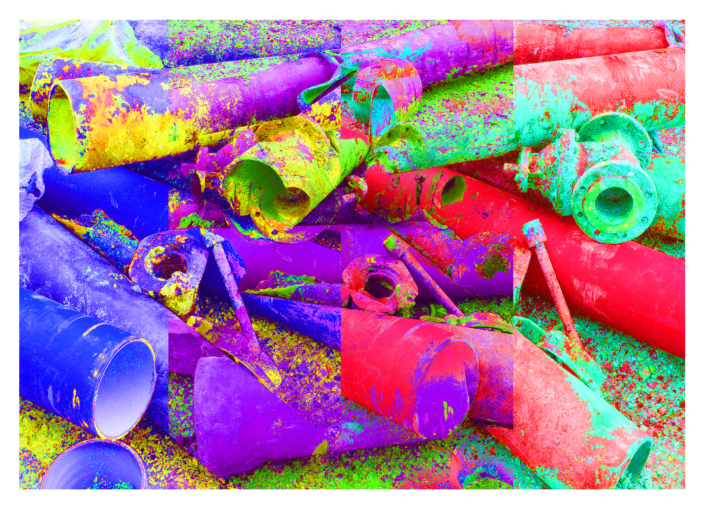 Photo tuyaux et déchets de chantier