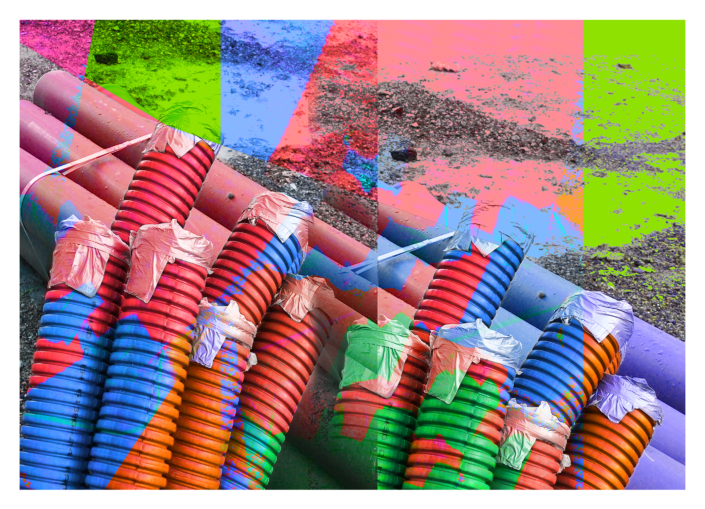 Photo tuyaux et déchets de chantier